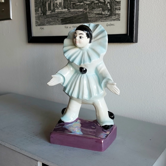 Pierrot Harlequin clown standing on a rectangular base. - Picture 2 of 7